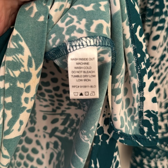 George Beaded V-Neck green and white Tunic NWOT Abstract coloring. - Picture 6 of 10